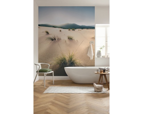 Moderne badkamer met bad, stoel, vloerkleed en fotobehang met duinmotief