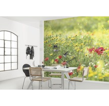 Woonkamer met fotobehang dat een bloemenweide laat zien