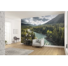 Woonkamer met fotobehang van een rivierlandschap met bergen en bomen