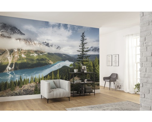 Woonkamer met fotobehang met berglandschap, meer en bomen