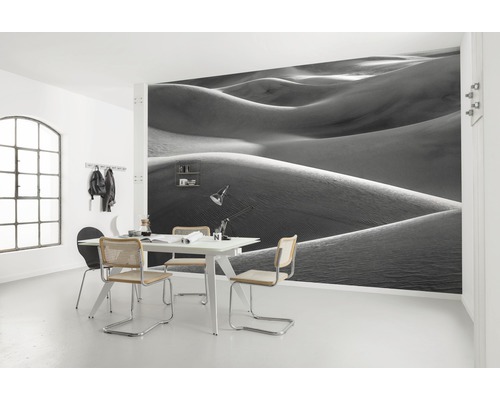 KOMAR Fotobehang vlies SHX9-099 Wanderlust - Stefan Hefele Desert Architecture 450x280 cm Woonkamer met fotobehang woestijn, tafel en stoelen