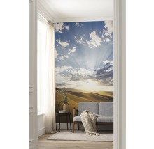 Woonkamer met fotobehang van een woestijnlandschap met hemel en wolken