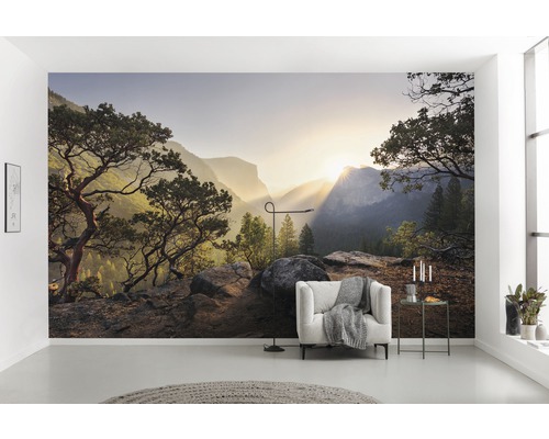Woonkamer met fotobehang van een berglandschap bij zonsopgang