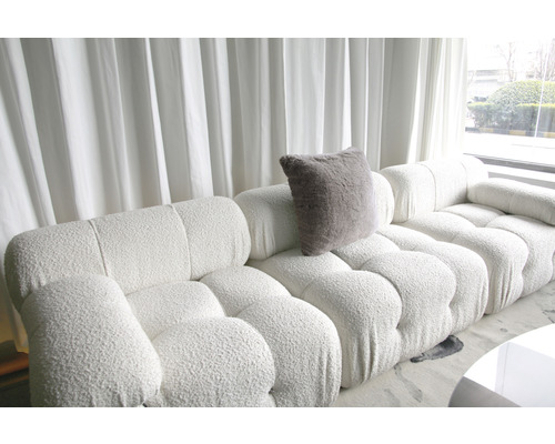 Lichte woonkamer met grote modulaire bank en kussen