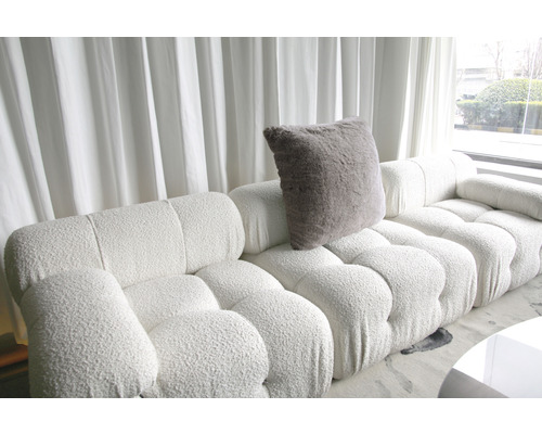 Zachte bank met kussen in woonkamer