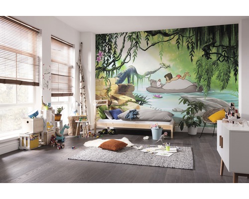 Kinderkamer met Jungleboek muurschildering, bed, tapijt en speelgoed