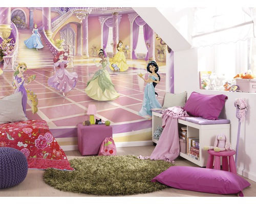 Kinderkamer met een fotobehang met verschillende Disney prinsessen.