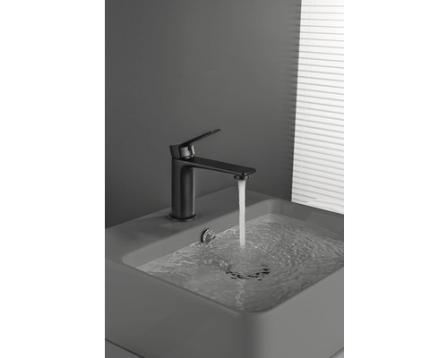 Wastafelarmatuur met kraan en volle wastafel