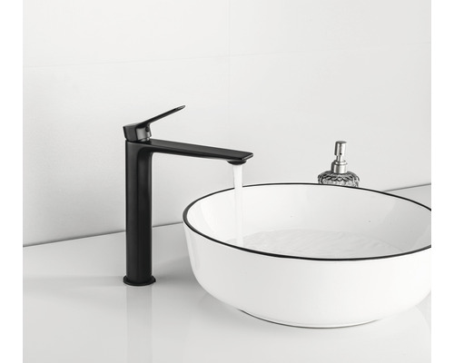 Zwarte wastafelkraan naast een wasbak