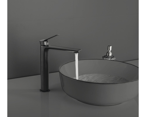 Wastafelkraan naast wastafel met water