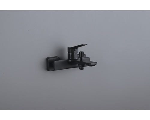 Zwarte badkraan voor wandmontage.