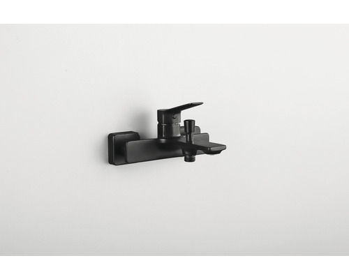 Zwarte badkraan voor wandmontage