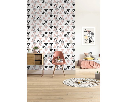Kinderkamer met patroonbehang, stoel en speelgoed