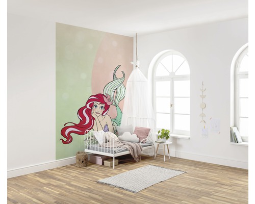 Kinderkamer met muursticker van Ariël, bed, vloerkleed en houten vloer