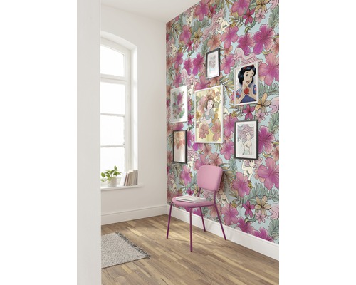 KOMAR Fotobehang vlies DX4-008 Disney Edition 4 Ariel Pink Flower 200x280 cm Gedecoreerde kamer met bloemenbehang en ingelijste afbeeldingen aan de muur.