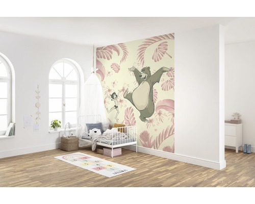 Kinderkamer met Jungleboek behang, bed en speelkleed
