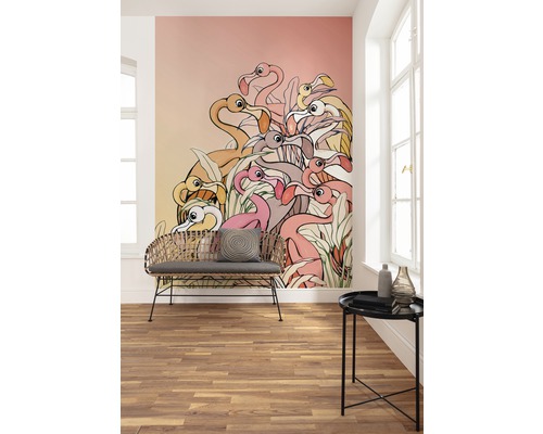 KOMAR Fotobehang vlies DX4-012 Disney Edition 4 Flamingos and Lillys 200x280 cm Kamer met een fotobehang met flamingo''s, een zitbank en een bijzettafel.