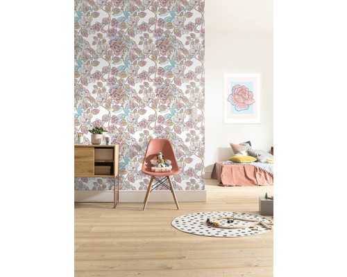 Kinderkamer met patroonbehang, stoel en houten vloer