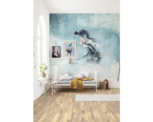 Kinderkamer met muurschildering, bed en decoraties voor een gezellige sfeer