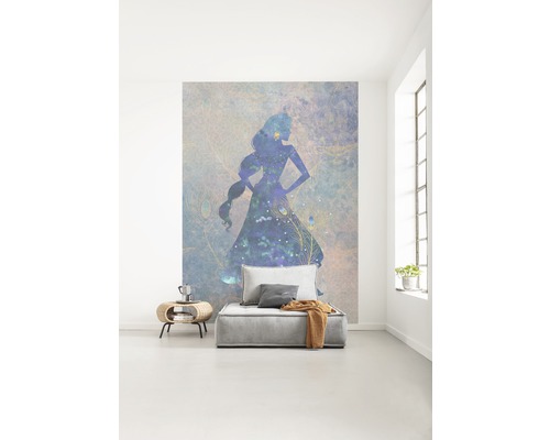 Woonkamer met fotobehang dat een vrouw met pauwenveren laat zien