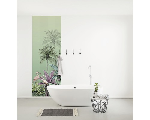 Badkamer met tropische muur, ligbad en decoraties.