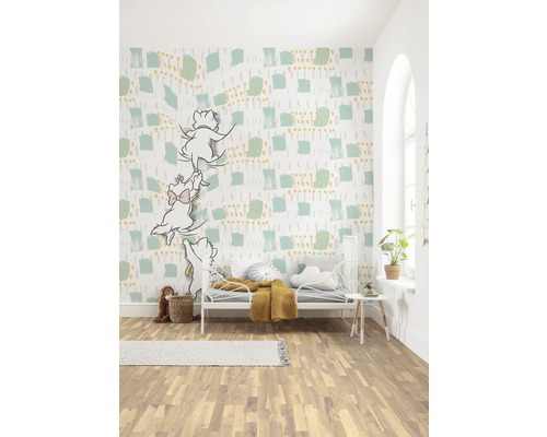 Kinderkamer met patroonbehang, bed en houten vloer