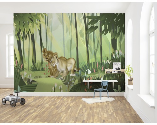 Kinderkamer met een fotobehang met een bosmotief en leeuwenwelpjes.