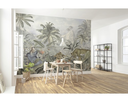 Kamer met junglebehang, eettafel en rekken