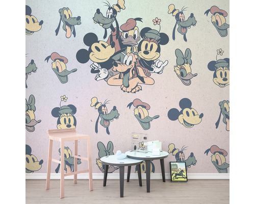 Kinderkamer met behang met Mickey Mouse en vrienden, kruk en tafels