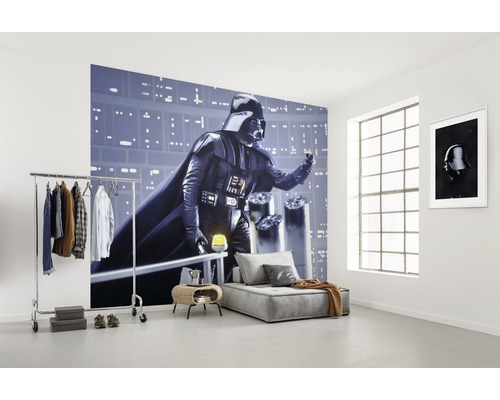 Lichte kamer met muurschildering van Darth Vader, kledingrek en bank