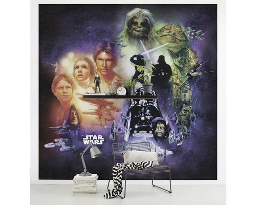 Star Wars fotobehang in kamer met plank, stoel en decoratie.