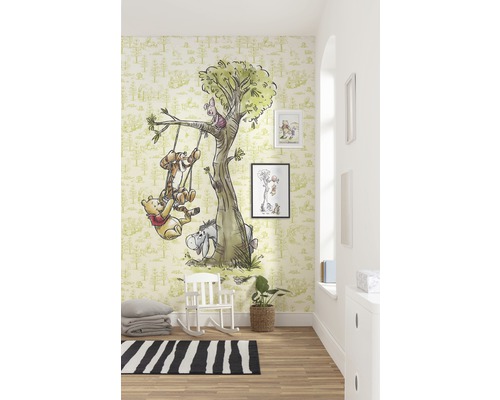 Gedecoreerde kinderkamer met Winnie de Poeh behang, schommelstoel en vloerkleed