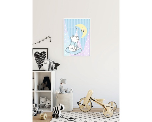 Illustratie met een beer die op een wolk zit en naar de maan kijkt, in de kinderkamer