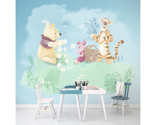 Kinderkamer met muurschildering van Winnie de Poeh, Knorretje en Teigetje met tafel en stoelen
