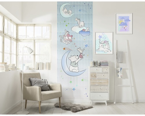 Kameroverzicht met Winnie de Poeh behang, fauteuil, commode en decoratie