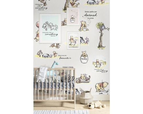 Kinderkamer met Winnie de Poeh behang, babybed en accessoires