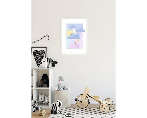 Kinderkamer met muurdecoratie, speelgoedrek, knuffels en driewieler