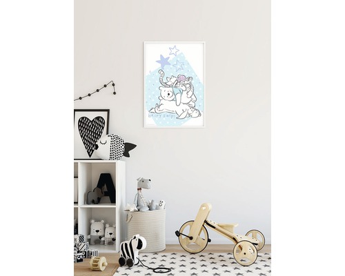 Decoratieve kinderkamer met een Winnie de Poeh poster.