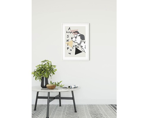 Ingelijste afbeelding met een dalmatiërmotief en geometrische vormen aan een wand boven een tafel.