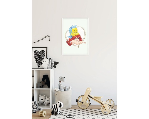 Kinderkamer met een afbeelding van Ariël en Botje aan de muur, daaronder een rek met speelgoed en een houten loopfiets