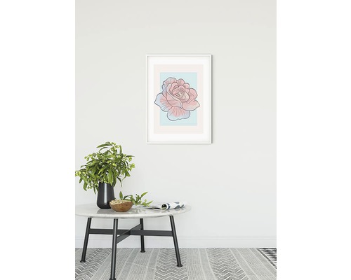 Decoratieve woonkamer met tafel, vaas, plant, tijdschrift en ingelijste rozenafbeelding
