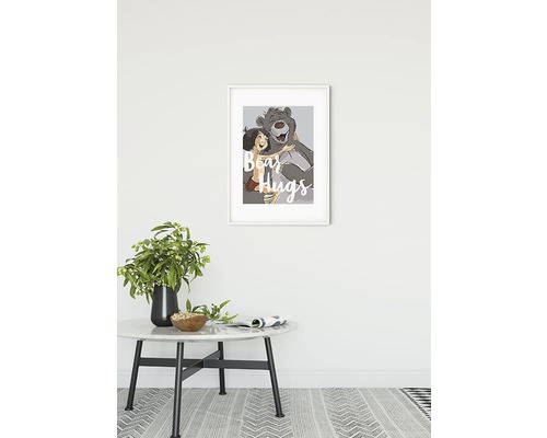 "Decoratieve afbeelding met Mowgli en Baloe de Beer met de tekst ""Bear Hugs"" in een witte lijst boven een tafel"