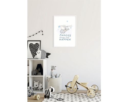 Decoratieve kinderkamer met een muurschildering van een olifant en het opschrift Amazing things will happen, een speelgoedrek en een houten fiets.