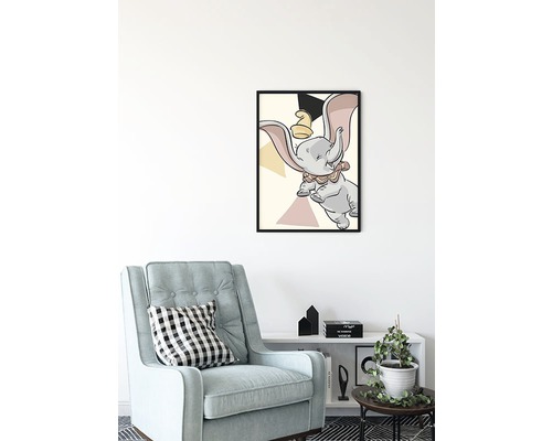 Decoratieve kinderkamer met een stoel en een ingelijste afbeelding van Dumbo aan de muur