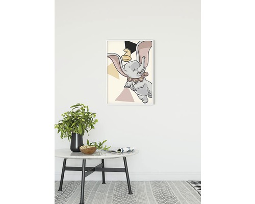 Decoratieve afbeelding met olifant Dumbo in een lichte kamer