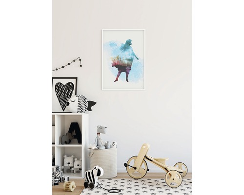 Kinderkamer met schilderij van een dansende vrouw in een lijst aan de muur