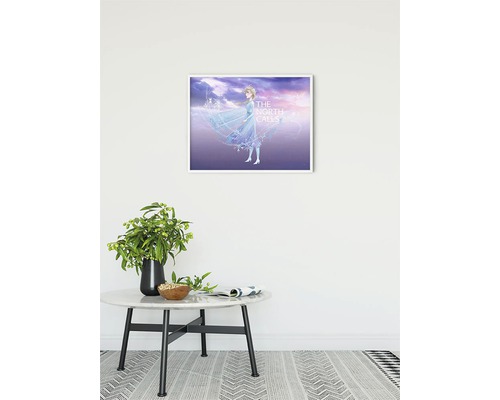 Een ingelijste afbeelding met Elsa van Frozen hangt aan de muur boven een tafel.