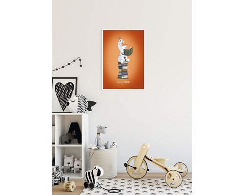 Decoratieve kinderkamer met een poster van Olaf die op een stapel boeken zit te lezen.