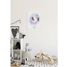Kinderkamer met een ingelijste poster van Frozen aan de muur