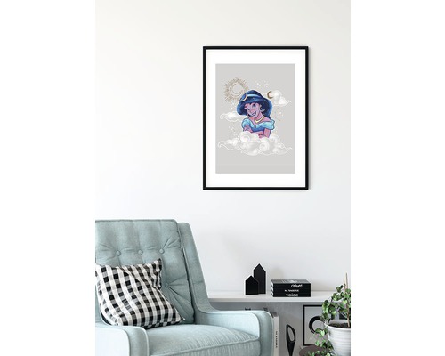 Ingelijste poster met Jasmine motief boven een fauteuil